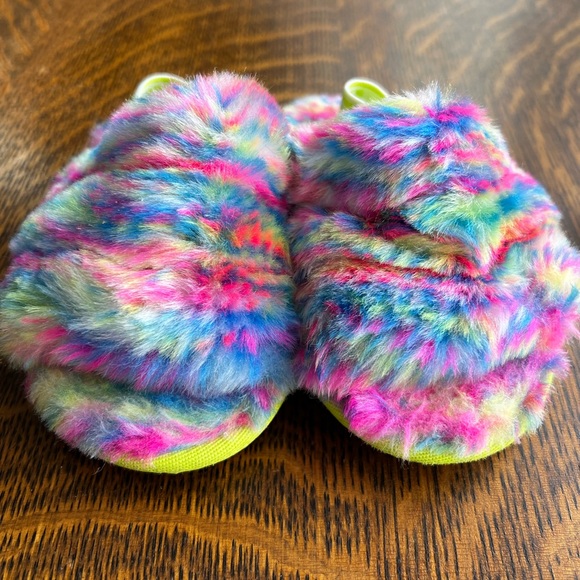 Fluff Yeah Pixelate UGG Sandal for Toddlers 8 - Picture 3 of 6